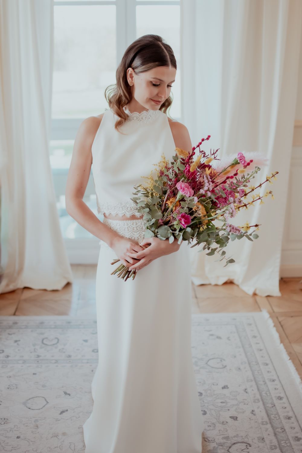 Femme en robe de mariée avec un bouquet