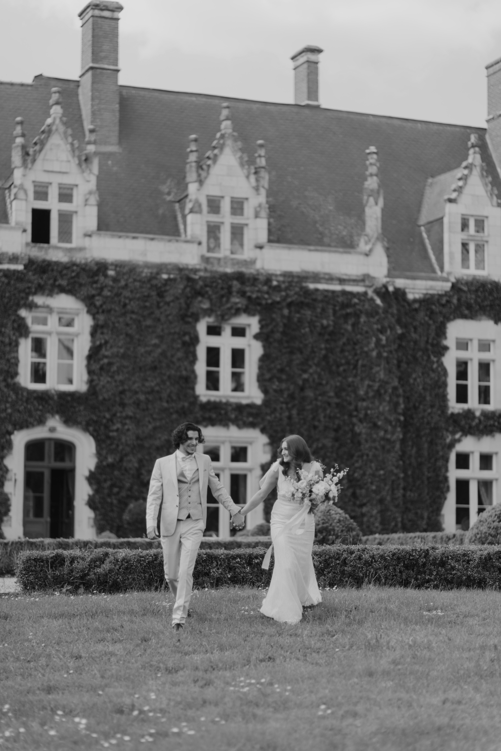 Mari et femme devant un château