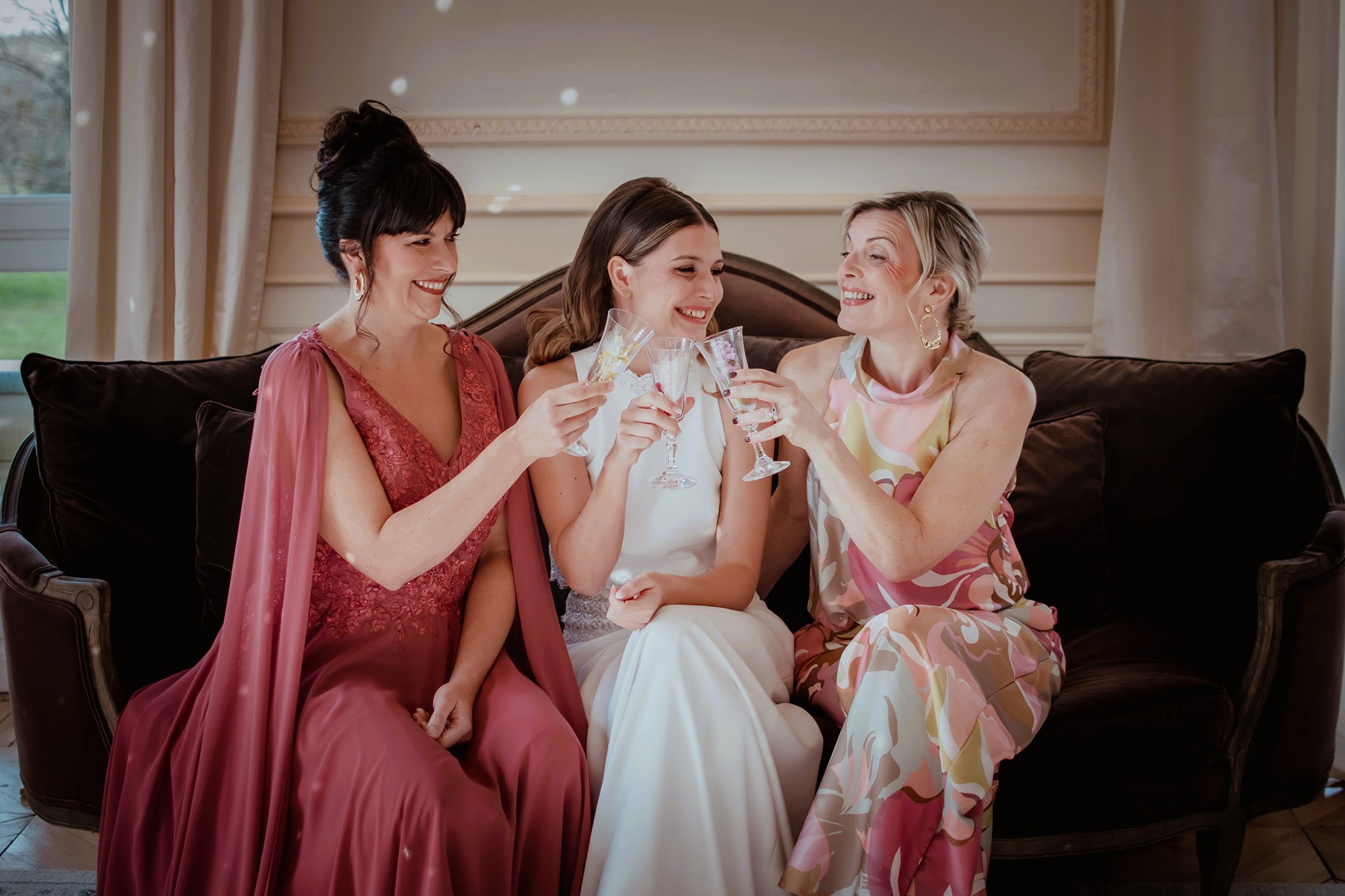 trois femmes en robes cocktail filter